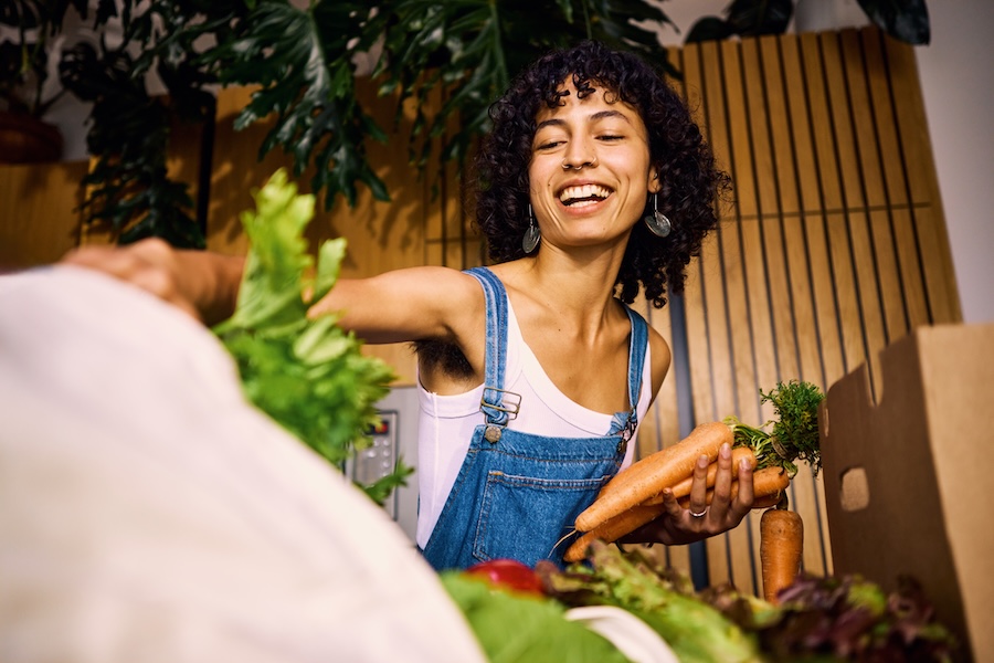 eating healthy summer snacks for a healthy smile like bell peppers, carrots, apples, cheese